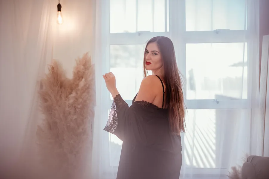 Mulher após o despertar — radiante e magnética